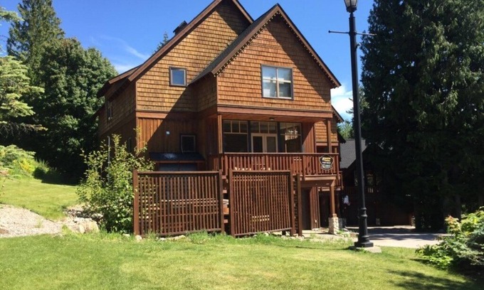 Rossland House | Perfect for larger groups, fantastic view to Red Mountain