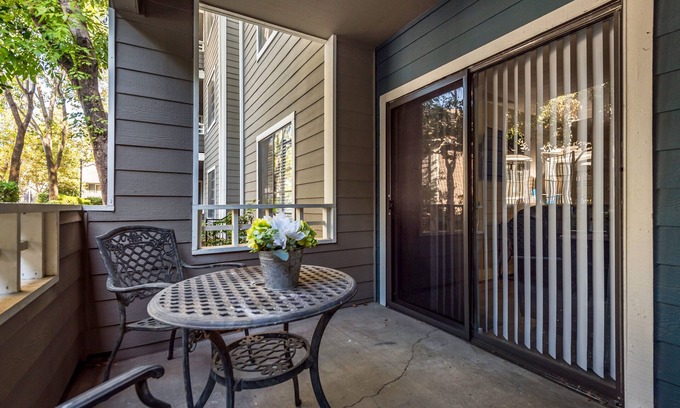 Roseville Apartment | Perfect For Long Stays 2 BR/2 BA w/Washer/Dryer