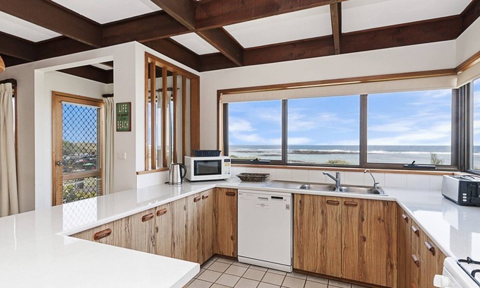 Port Fairy House | Perfect for that cosy winter holiday with stunning views of the Pea Soup Cove.