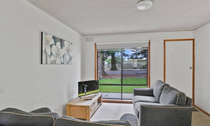 Port Fairy Apartment | Perfect for your beach holiday, you are only a stone's throw to the Port Fairy East Beach