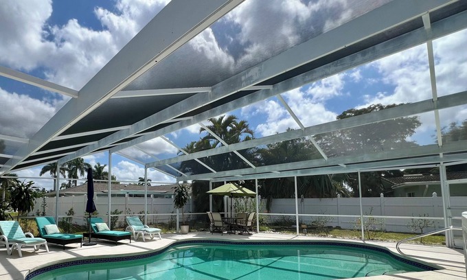 McGregor House | Perfect Fort Myers Getaway! Close to beaches, downtown, nightlife.