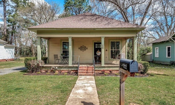 Nacogdoches House | Perfect Getaway! Centrally located to downtown shops, dining, and activities!
