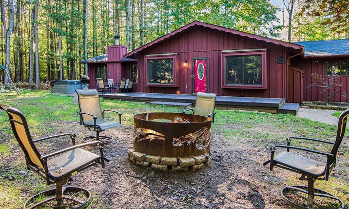 Canadian Lakes House | Perfect Getaway Cottage with Private Lake Access!