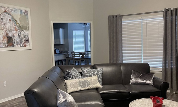 Farmington House | Perfect Getaway for Game Weekend!