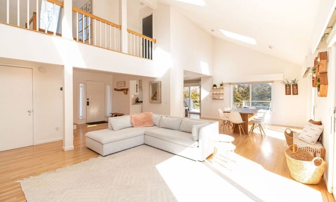 Cutchogue House | Perfect Getaway. Pool. Beach walks. Vineyards. Apple & Pumpkin picking.