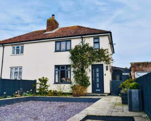 New Forest District House | Perfect holiday Home from Home , three bedroom house for 5 guests