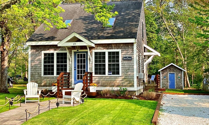 Fairhaven Cottage | Perfect Island Location - Close to Beaches, Martha’s Vineyard Ferry & Cape Cod.