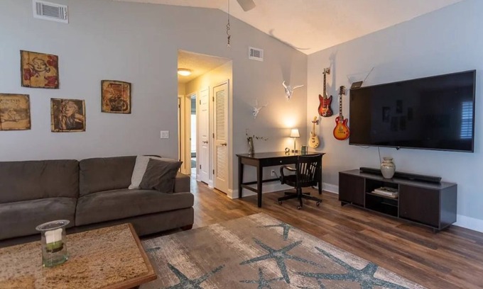 Jacksonville Beach House | Perfect Jax beach home min to ocean & restaurants!