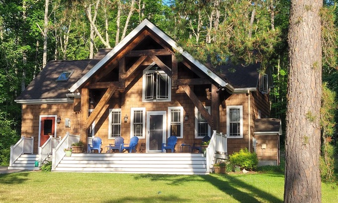 Silver Lake House | PERFECT LAKE & MT HOME! BEACH AREA, GAME ROOM, HIKING & BIKING TRAILS