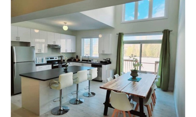 Wasaga Beach House | Perfect Large 4 bedroom 3 bathroom, Blue Mountain, Wasaga Beach Loft resort!