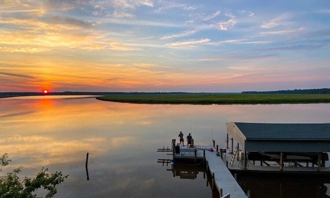 West Point House | Perfect large river retreat -views, bunkroom, firepit, playset -by Williamsburg!