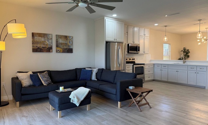 Palmhurst House | Perfect location 3-bedroom house with AC in charming Mission. Gated Community.