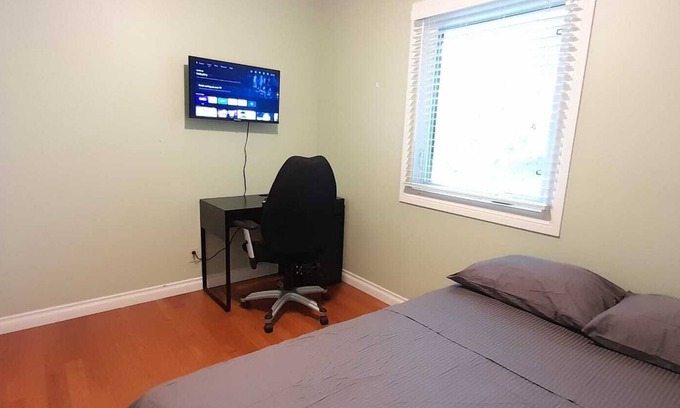 Ottawa Division House | Perfect Location- Few Steps to Algonquin College -Private Room - Girl Only House