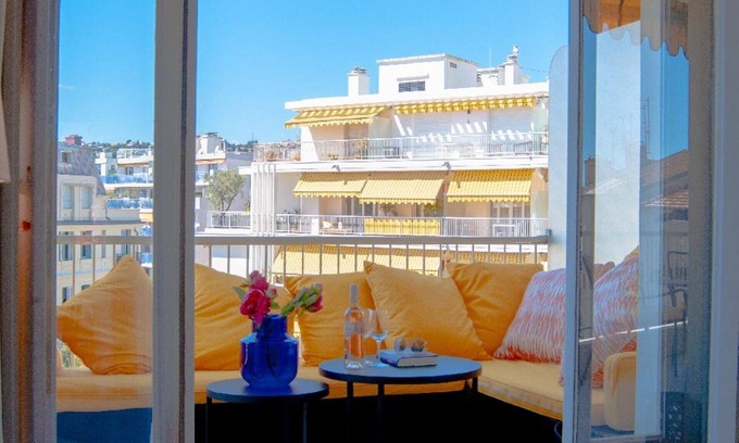 Jean-Medecin Apartment | Perfect location in Carre d’Or, with terraces in two directions.
