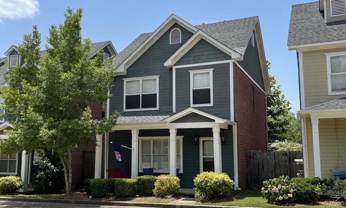 Oxford House | Perfect Location! Walkable to Historic Square and to Campus