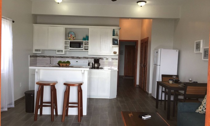 San Pedro Condo | Perfect Location with Roof top Pool *Book Today*