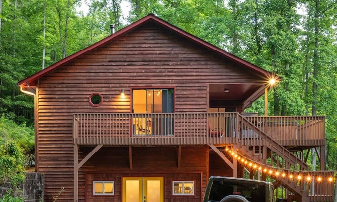 Gerton House | Perfect Luxe Retreat w/Hot Tub