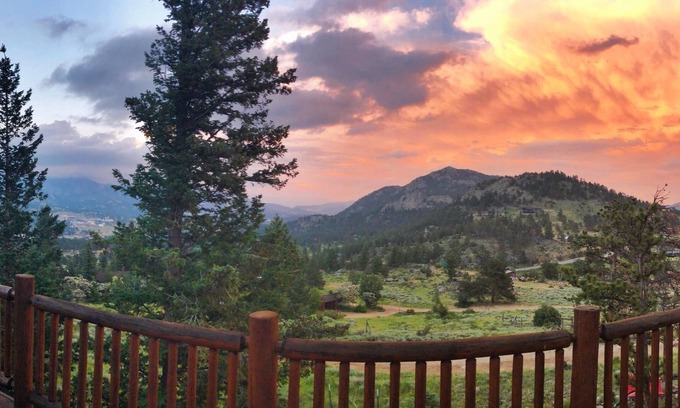Estes Park House | Perfect Mountain Home with Hot Tub - near RNMP park entrance - SPECIAL RATES!