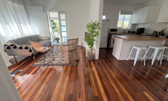 Paddington Apartment | Perfect Position in Paddington Close to Suncorp Train Restaurants free Parking