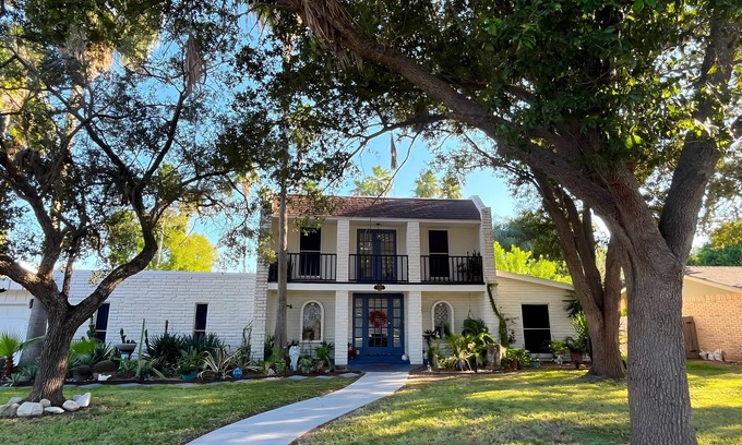 Palm Valley House | Perfect & Private - 2 lg bedrooms, huge kitchen, hot-tub & more "Summer Special"