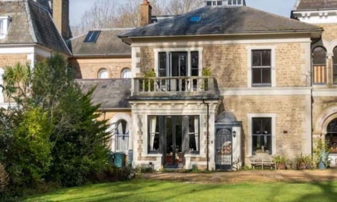 Ryde House | Perfect Retreat in Luxury & Historical Manor House