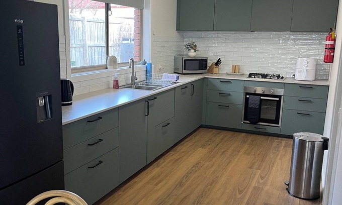 Buninyong Cottage | Perfect retreat in the heart of Buninyong 2 min walk to Red Door Pizza & Lounge
