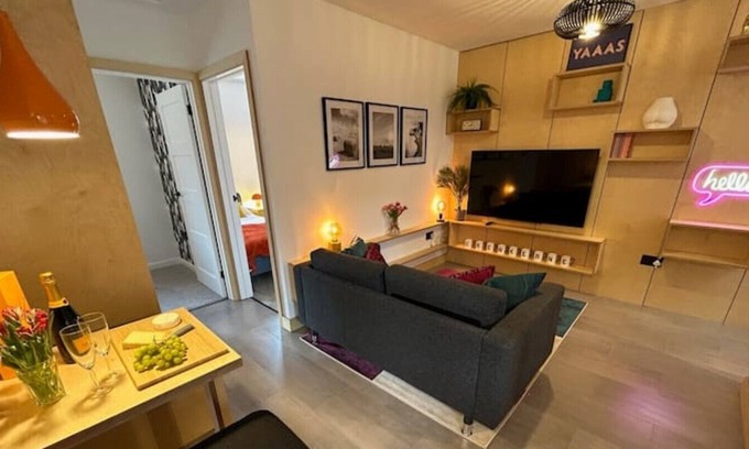 Crewkerne Apartment | Perfect Romantic Getaway or Week's Holiday With the Kids