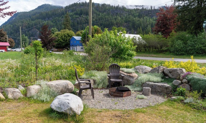Slocan Apartment | Perfect SLOCAN Getaway Suite - Beach - Hike - Bike