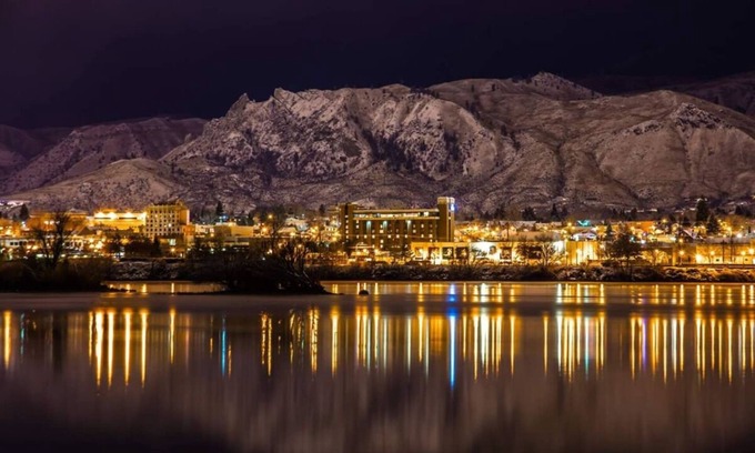 Wenatchee Hotel | Perfect Spot To Relax! 2 Convenient Room w/Large Window, Free Parking, Pool
