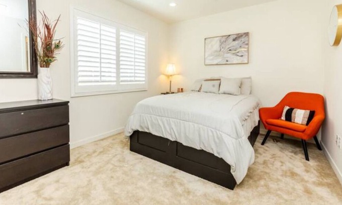 Claremont House | Perfect Stay 2 bed 2.5 bath North Claremont