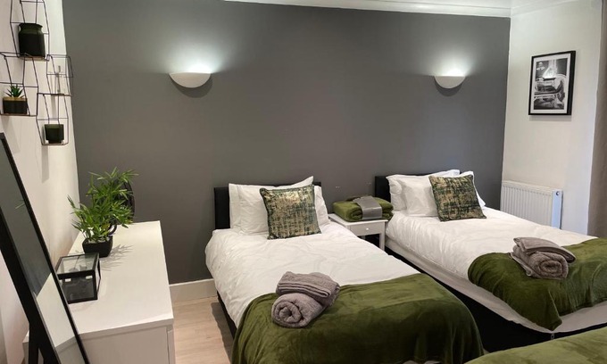Waddon Apartment | Perfect Stay for Families & Business in CR2 - with FREE parking & 10mins from East Croydon