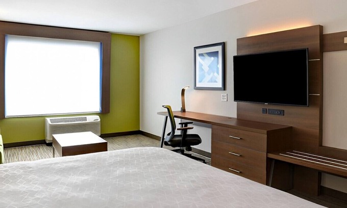 Ottawa House | Perfect Suite for Leisurely Getaway! Pool, Gym