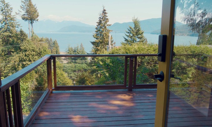 Langdale House | Perfect summer house on the coast. Walking distance from ferry and the beach.