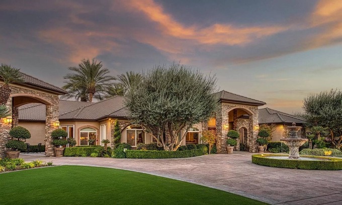 Kingsburg Villa | Perfect Summer Vacation Family Villa in California. Located close to highway 99