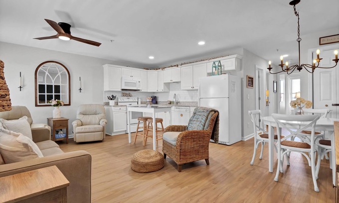 Surf City Condo | Perfect Surf City Stay: Walk to Beach, Dining, & Fun