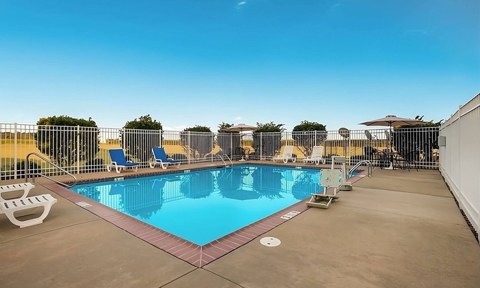 Saint Landry Hotel | Perfect Vacation Choice in Bunkie! 3 Units, Outdoor Pool, Free Bfast & Parking!