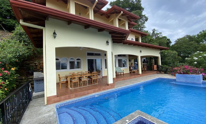 Ballena House | Perfect viewing of migrating Pacific whales, from the hills above Ojochal
