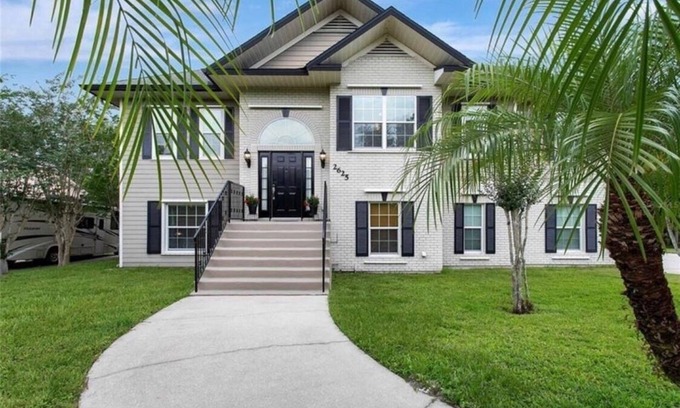 Historic Downtown Kissimmee Apartment | Perfect waterfront Vacation half house by Lake Tohoa &Disney