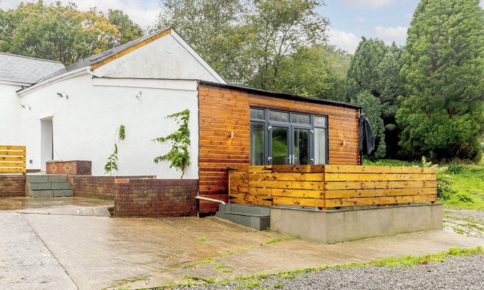 Neath Cottage | Perfect Welsh Long Barn, ideal for families and friends alike.