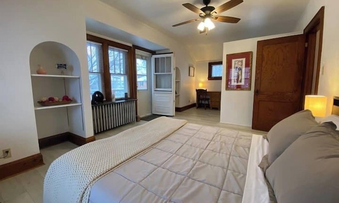 West Allis Apartment | Perfectly Convenient MKE Location 2 BR Upper!