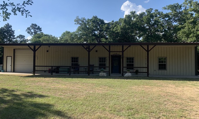 Grimes County House | PERFECTLY CUTE COUNTRY BARDOMINIUM ON 11 ACRES