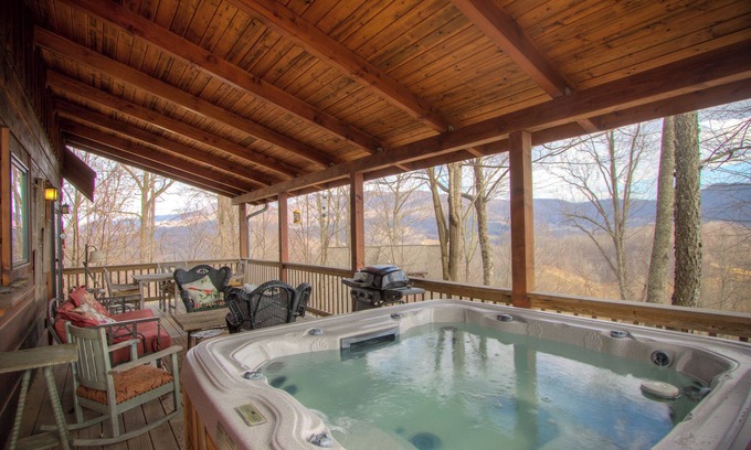 Vilas Cabin | Perfectly furnished, Hot Tub, Views and Immaculate!