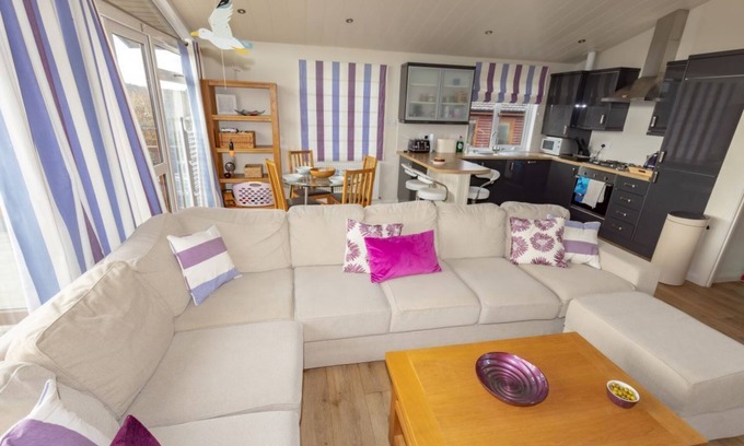 Newton Ferrers Cabin | Perfectly located 3 bedroom lodge in Newton Ferrers
