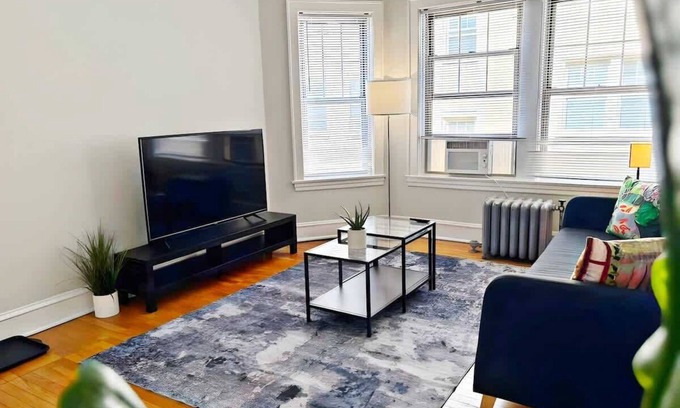 South Evanston Apartment | Perfectly Located 1-Bedroom Unit