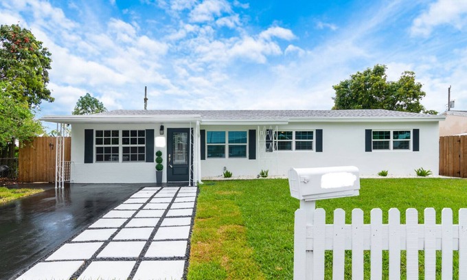 Driftwood House | Perfectly located 4 Bedroom home W/ Pool