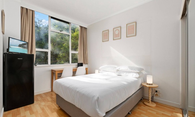 Darling Point Apartment | Perfectly Located Studio by Rushcutters Bay Park