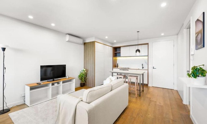 Caulfield North Apartment | Perfectly Located Executive 1BR at Caulfield North