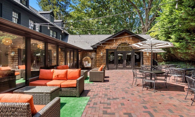Black Mountain Hotel | Peri Social House