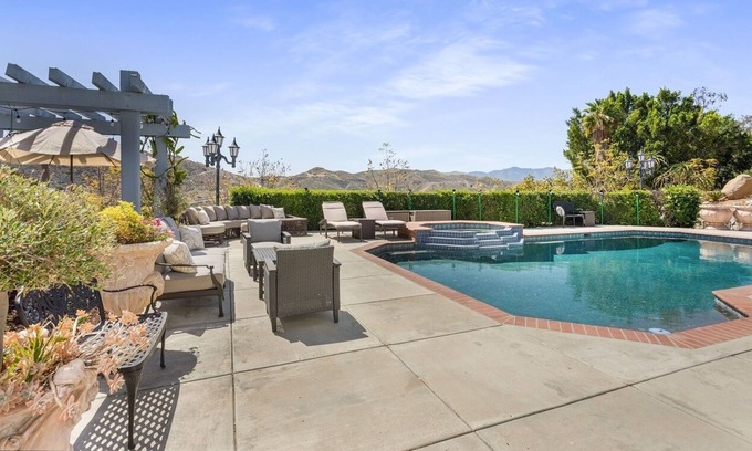 Perris House | Perris' Prosecco Palace-Panoramic Lake & Mtn View