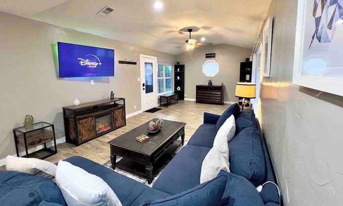 Fort Worth House | Pet&Fam Friendly|Home Office|Great Location|K/QB